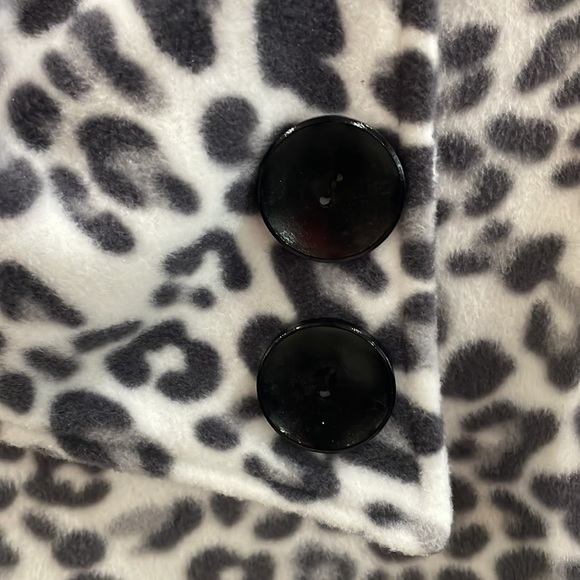 Cheetah print shaw - Picture 2 of 5